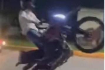 Realiza piruetas en moto