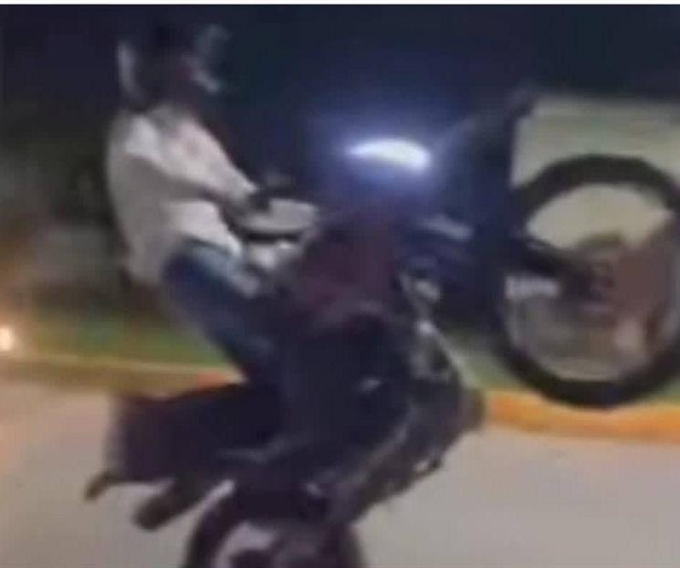 Realiza piruetas en moto