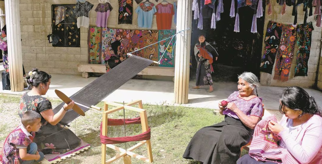 Plan Michoacán prevé dar recursos a 5 mil mujeres artesanas Plan Michoacán prevé dar recursos a 5 mil mujeres artesanas