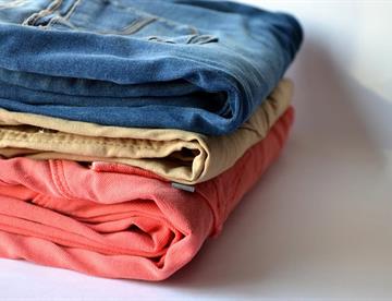 El truco infalible para eliminar el olor a humedad de la ropa