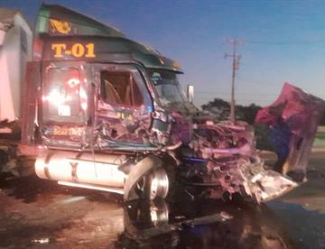 Chocan tráileres en Guadalupe