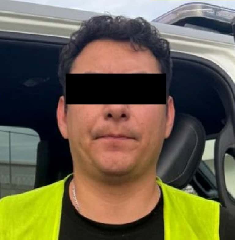 Elementos de la Secretar&iacute;a de Seguridad P&uacute;blica y Vialidad de Santiago, detuvieron en la Colonia La Plazuela a un hombre que dijo trabajar como escolta privado y llevaba un arma a la cintura, sin poder acreditar la licencia de portaci&oacute;n.