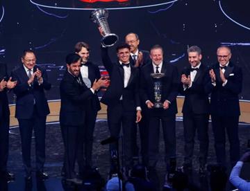 Recibe Norris trofeo de campeón