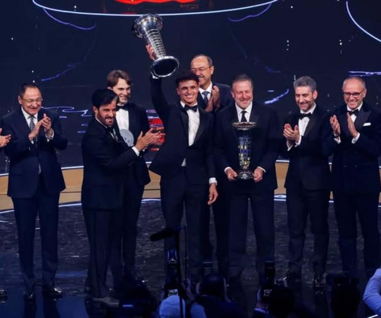 Recibe Norris trofeo de campeón Recibe Norris trofeo de campeón