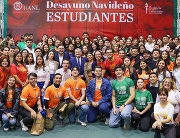 Agradece Santos Guzmán a alumnos representar espíritu universitario
