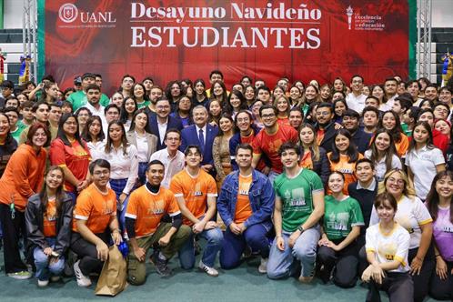 Agradece Santos Guzmán a alumnos representar espíritu universitario