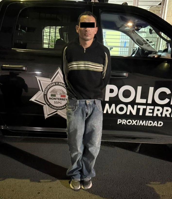 En el momento que presuntamente robaba 100 piezas de cosm&eacute;ticos de una bodega, un hombre fue detenido por oficiales de la Polic&iacute;a de Monterrey, en el centro de la ciudad.