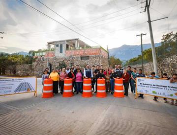 Entregan en Santiago vialidad de concreto hidráulico