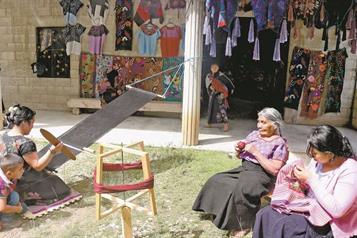 Inicia entrega de créditos para artesanos en Michoacán