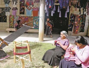 Inicia entrega de créditos para artesanos en Michoacán