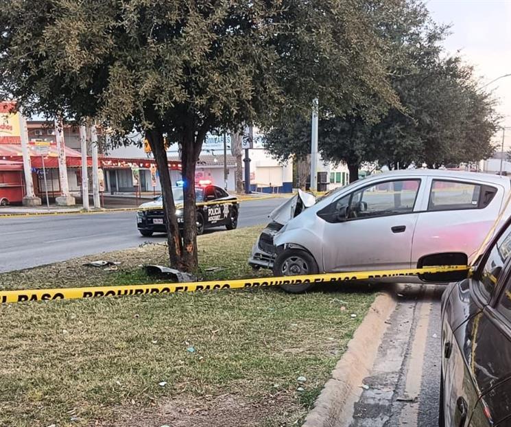 Se estrella con &aacute;rbol y pierde vida