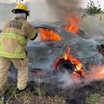 Auto se estrella e incendia en Linares; dos lesionados