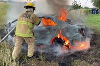 Auto se estrella e incendia en Linares; dos lesionados Auto se estrella e incendia en Linares; dos lesionados