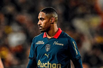 Aguanta Lens presi&oacute;n y siguen de l&iacute;deres