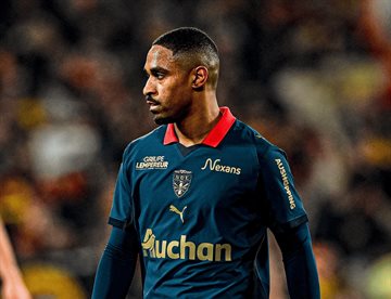 Aguanta Lens presión y siguen de líderes