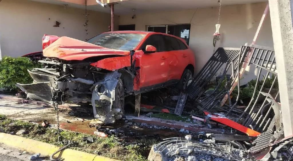 Se impacta camioneta contra casa Se impacta camioneta contra casa