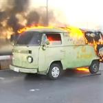 Acaba incendio con camioneta