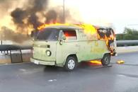 Acaba incendio con camioneta Acaba incendio con camioneta