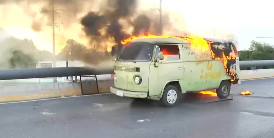 Acaba incendio con camioneta Acaba incendio con camioneta