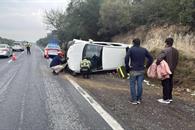 Vuelca automovilista en Linares Vuelca automovilista en Linares