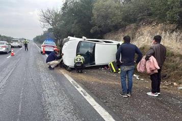 Vuelca automovilista en Linares