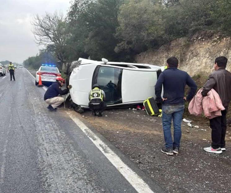 Vuelca automovilista en Linares Vuelca automovilista en Linares
