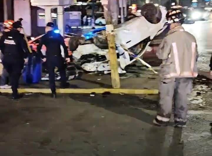 Huye de antialcohólica, circula en contra, ocasiona choque volcadura Huye de antialcohólica, circula en contra, ocasiona choque volcadura