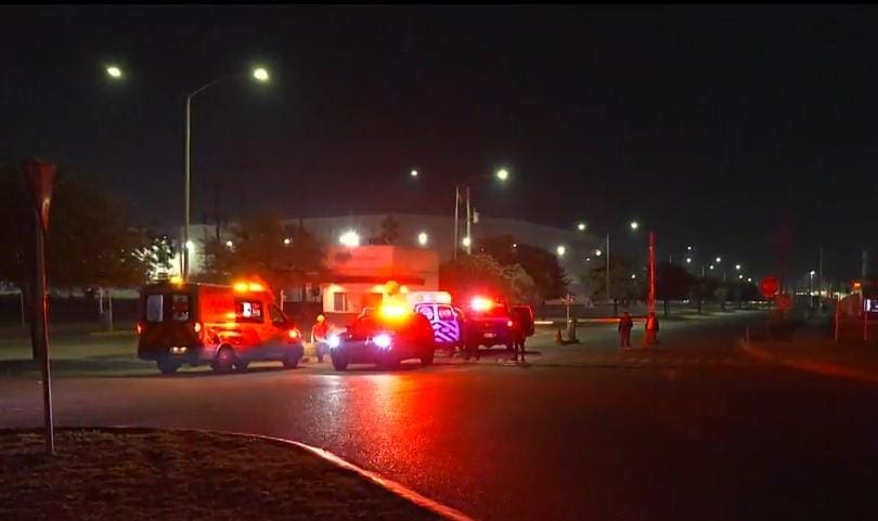 Al menos dos delincuentes armados intentaron asaltar a un automovilista y un guardia de seguridad, a quienes dejaron lesionados, la madrugada de ayer en el municipio de Apodaca.
