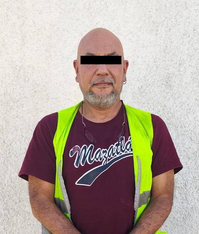 Por presuntamente portar una carabina calibre .22, un hombre fue detenido por oficiales de la Polic&iacute;a de Monterrey, en el centro de la ciudad.La captura de Juan Francisco V., de 54 a&ntilde;os de edad, se registr&oacute; a las 13:05 horas en Col&oacute;n y Madero.Elementos de la Polic&iacute;a de Monterrey realizaban un recorrido de prevenci&oacute;n y vigilancia, cuando visualizan a un masculino que iba caminando, pero con el brazo izquierdo llevaba pegada al cuerpo un arma larga.