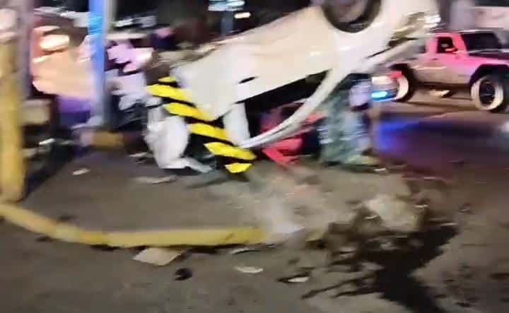 Tras evitar un filtro antialcohol, el conductor de una camioneta circul&oacute; en contra, choc&oacute; contra un taxi de aplicaci&oacute;n y ocasion&oacute; que volcara, la madrugada de ayer en el municipio de Guadalupe.