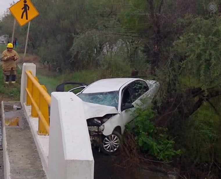Dos personas lesionadas, fue el saldo que dej&oacute; la volcadura de un autom&oacute;vil en un tramo carreteros del municipio de Cadereyta.