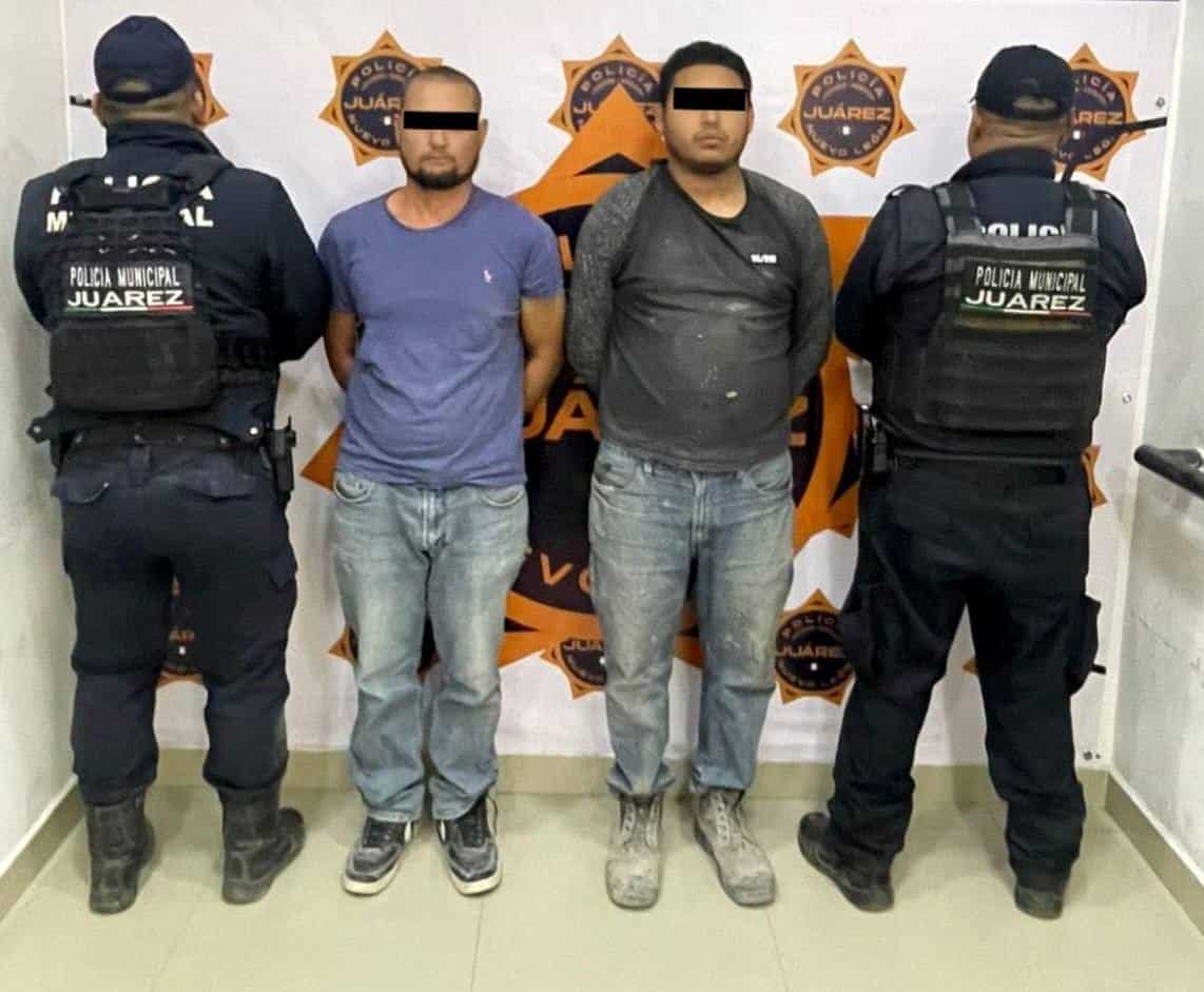 Elementos de la Secretar&iacute;a de Seguridad y Protecci&oacute;n Ciudadana de Ju&aacute;rez detuvieron a dos hombres luego de que agredieran f&iacute;sicamente a oficiales de Tr&aacute;nsito Municipal durante una intervenci&oacute;n vial en la colonia Santa M&oacute;nica.