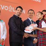 Entregan Ipads a j&oacute;venes estudiantes