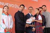 Entregan Ipads a jóvenes estudiantes Entregan Ipads a jóvenes estudiantes