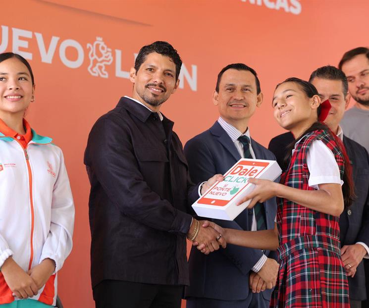 Entregan Ipads a jóvenes estudiantes Entregan Ipads a jóvenes estudiantes