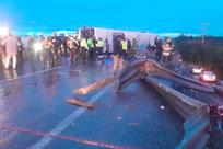 Suben a nueve fallecidos por volcadura de Ruta 611