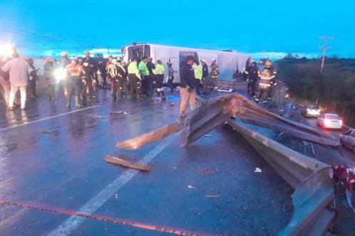 Suben a nueve fallecidos por volcadura de Ruta 611