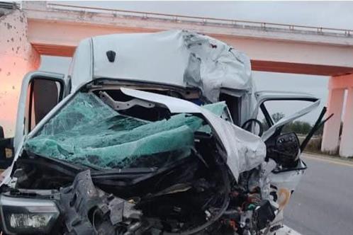 Muere conductor tras estrellar su camioneta contra tr&aacute;iler