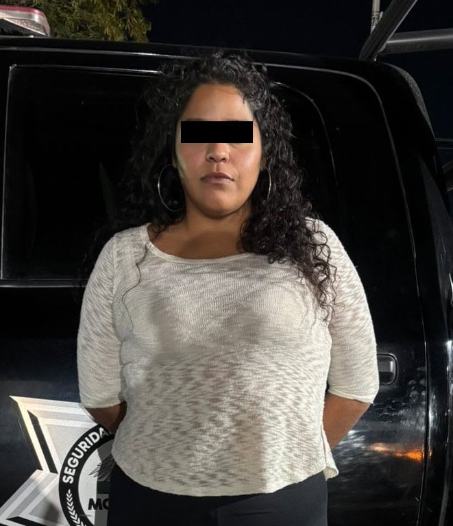 Un hombre y una mujer fueron detenidos por oficiales de la Polic&iacute;a de Monterrey, tras encontrarles tres bolsas con hierba verde similar a la mariguana y 23 envoltorios con una sustancia s&oacute;lida con las caracter&iacute;sticas de la coca&iacute;na en polvo, en el centro de la ciudad.
