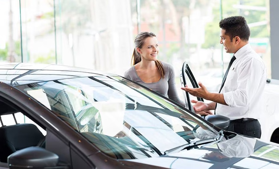 Ventas de autos nuevos cae en 2025; seminuevos ganan terreno