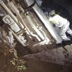 Cae conductor y su camioneta en desag&uuml;e