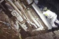 Cae conductor y su camioneta en desag&uuml;e