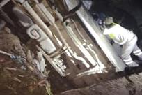 Cae conductor y su camioneta en desag&uuml;e