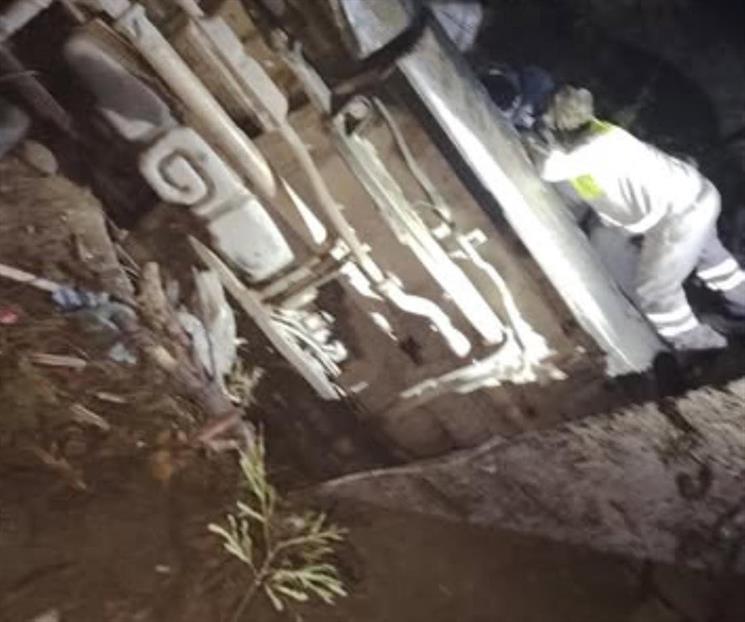 Cae conductor y su camioneta en desagüe Cae conductor y su camioneta en desagüe