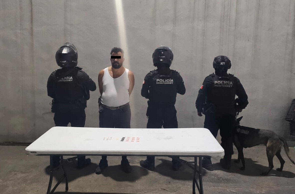 Un hondure&ntilde;o fue detenido por oficiales de la Secretar&iacute;a de Seguridad P&uacute;blica de  Monterrey, al presuntamente tener en su poder 22 bolsas con sustancias similares a la droga tipo cristal y coca&iacute;na, en el centro de la ciudad.