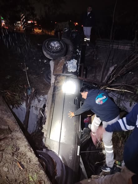 El conductor de una camioneta result&oacute; lesionado luego de caer a un desague, ayer en el municipio de Escobedo.