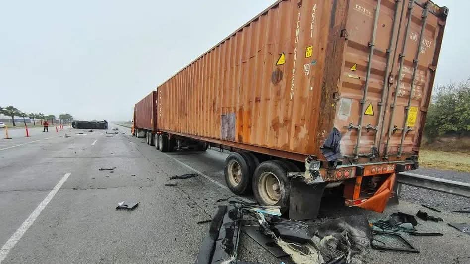 Termina volcado camión de transporte de personal Termina volcado camión de transporte de personal