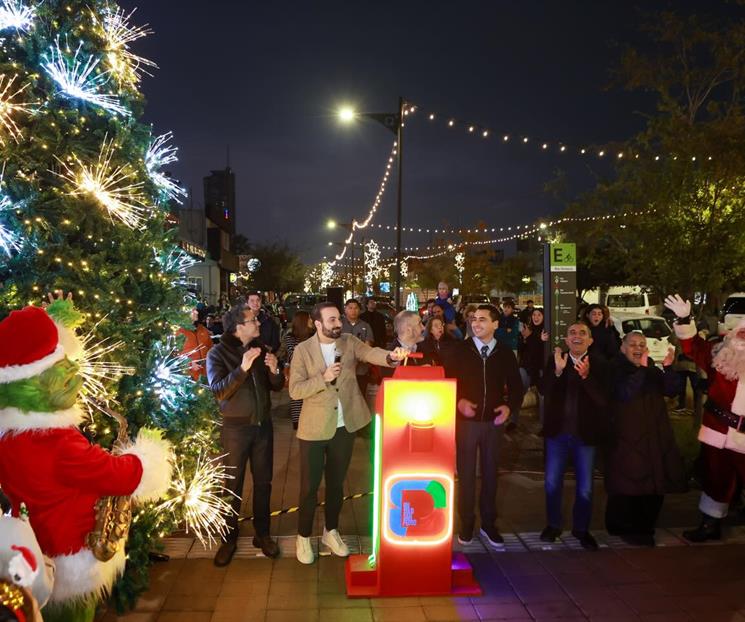 Encienden pino en Centrito Encienden pino en Centrito