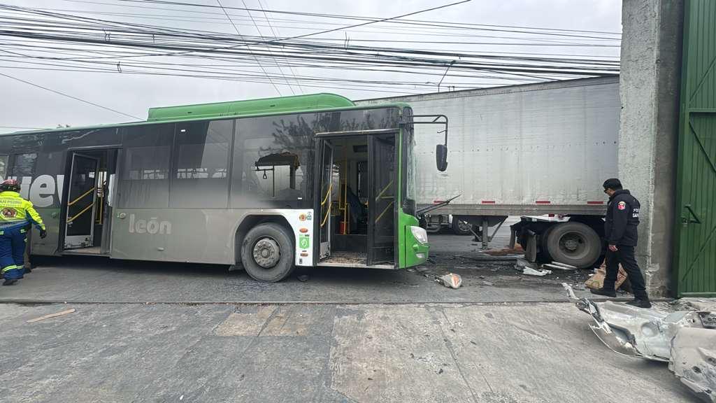 Un accidente entre un cami&oacute;n de una ruta urbana y un tr&aacute;iler, dej&oacute; como saldo 27 pasajeros lesionados, en San Pedro.
