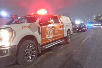 Baja de auto y lo arrollan